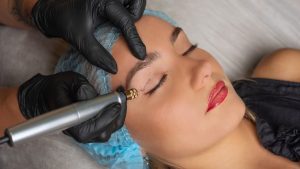 Primer plano de una persona recibiendo el tratamiento Dermaplax para eliminar piel sobrante mediante retracción plasmática profunda.